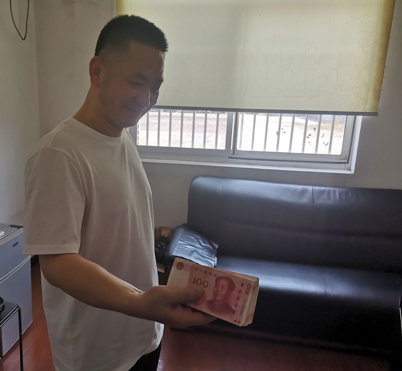 點(diǎn)贊！拾金不昧好的哥 萬(wàn)元現(xiàn)金物歸原主